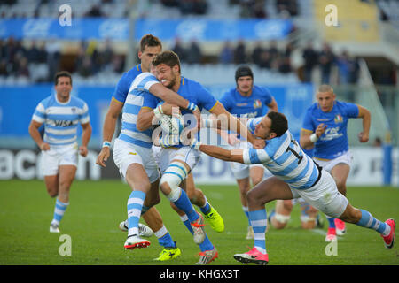 Firenze, Italie. 18 novembre 2017. Demi de mêlée de l'Italie Marcello Violi tente de résister aux défenseurs argentins dans l'international Novembre test match entre l'Italie et l'Argentine. Massimiliano Carnabuci/Alamy Live News Banque D'Images