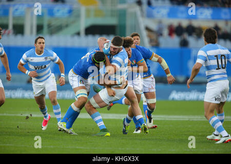Firenze, Italie. 18 novembre 2017. Flanker argentin Marcos Kremer abordé par les défenseurs italiens dans l'international Novembre test match entre l'Italie et l'Argentine. Massimiliano Carnabuci/Alamy Live News Banque D'Images