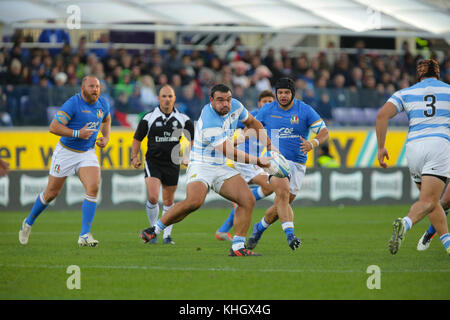Firenze, Italie. 18 novembre 2017. Le capitaine de l'Argentine Agustin Creevy passe le ballon à l'international Novembre test match entre l'Italie et l'Argentine. Massimiliano Carnabuci/Alamy Live News Banque D'Images
