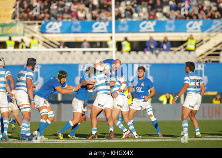 Firenze, Italie. 18 novembre 2017. Défenseurs argentins essaient de bloquer le capitaine italien Segio Parisse dans l'international Novembre test match entre l'Italie et l'Argentine. Massimiliano Carnabuci/Alamy Live News Banque D'Images
