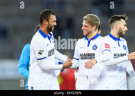 Freude d'après Spielende beim KSC. Marc Lorenz (KSC) et Daniel Gordon (KSC) klatschen ab. GES/ Fussball/ 3. Liga : Karlsruher SC - FSV Zwickau, 18.11.2017 -- Football/ Soccer 3rd Division : Karlsruher SC vs FSV Zwickau, Karlsruhe, 18 novembre 2017 -- |utilisation dans le monde entier Banque D'Images