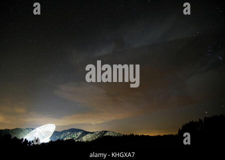 Effelsberg, Allemagne. 17 novembre 2017. Le radiotélescope de l'Institut Max Planck de radioastronomie de Bonn peut être vu sous le ciel étoilé de la nuit à Effelsberg, Allemagne, le 17 novembre 2017. Le diamètre du réflecteur est de 100 mètres. - PAS DE SERVICE DE FIL - crédit : Kevin Kurek/dpa/Alamy Live News Banque D'Images