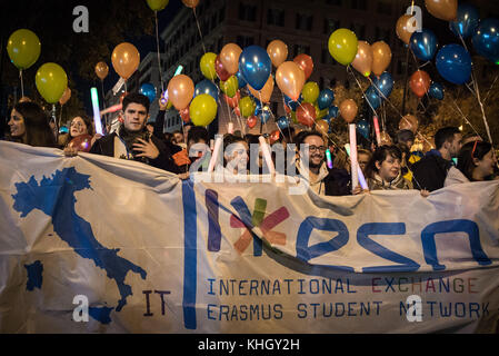 Rome, Italie. 18 novembre, 2017. Des milliers d'étudiants qui vivent en Italie avec leur expérience ERASMUS se réunira à Rome à la rencontre culturelle 2017 Erasmus. l'initiative s'ouvre cette année avec une conférence intitulée 'Erasmus, pas une histoire ordinaire : trent' ans d'Erasmus, l'édition 2017 de la réunion, qui comportera plus de 3 000 étudiants venus de toute l'Italie, présentera une nouveauté par rapport aux éditions précédentes : les participants vont descendre les rues du centre de Rome dans un multi-couleur du drapeau 'parade' le 18 novembre 2017 à Rome, Italie. Banque D'Images