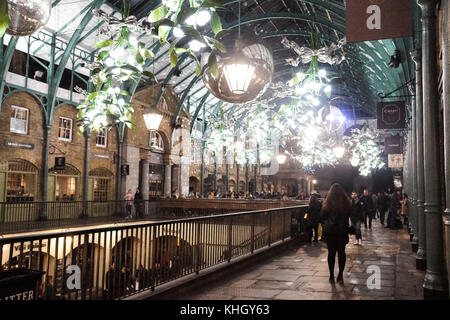 Londres, Royaume-Uni. 18 nov, 2017. lumières de Noël dans le West fin. Lumière de Noël affiche illuminer londres de Rudolph the Red Nosed rendeer dans Covent garden à Leicester square et Piccadilly Circus avec un piper jouant la cornemuse flamboyante. crédit : Peter hogan/Alamy live news Banque D'Images