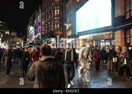 Londres, Royaume-Uni. 18 nov, 2017. lumières de Noël dans le West fin. Lumière de Noël affiche illuminer londres de Rudolph the Red Nosed rendeer dans Covent garden à Leicester square et Piccadilly Circus avec un piper jouant la cornemuse flamboyante. crédit : Peter hogan/Alamy live news Banque D'Images