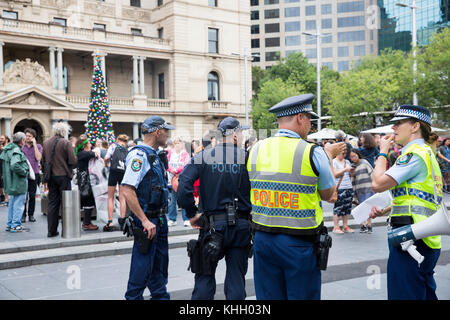 Sydney, Australie.samedi 18 novembre 2017. Le Refugee action Colation organise une manifestation à Circular Quay Sydney pour demander au gouvernement australien d'installer des réfugiés en Australie. Agents de police de Nouvelle-Galles du Sud présents pour maintenir l'ordre public, hommes et femmes officiers de police de Sydney crédit : martin Berry/Alamy Live News Banque D'Images