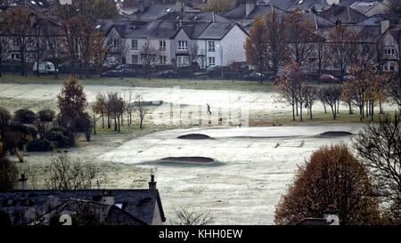 Glasgow, Écosse, Royaume-Uni 19 novembre. Météo Royaume-Uni:le matin ensoleillé gelé et brumeux voit les greens du parcours de golf Knightswood devenir blanc, et un personnage solitaire marche à travers le vert maintenant blanc. Crédit : gerard ferry/Alamy Live News Banque D'Images