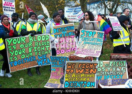 Milton Ernest, Bedford, Royaume-Uni.Samedi 18th novembre 2017.Environ 1000 manifestants ont assisté à une manifestation fermée de Yarl’s Wood au centre d’expulsion de l’immigration.La manifestation a été organisée par le mouvement pour la justice par tous les moyens.Crédit : Steve Bell/Alay Live News Banque D'Images