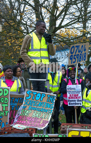 Milton Ernest, Bedford, Royaume-Uni.Samedi 18th novembre 2017.Environ 1000 manifestants ont assisté à une manifestation fermée de Yarl’s Wood au centre d’expulsion de l’immigration.La manifestation a été organisée par le mouvement pour la justice par tous les moyens.Crédit : Steve Bell/Alay Live News Banque D'Images