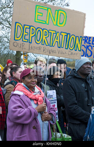 Milton Ernest, Bedford, Royaume-Uni.Samedi 18th novembre 2017.Environ 1000 manifestants ont assisté à une manifestation fermée de Yarl’s Wood au centre d’expulsion de l’immigration.La manifestation a été organisée par le mouvement pour la justice par tous les moyens.Crédit : Steve Bell/Alay Live News Banque D'Images