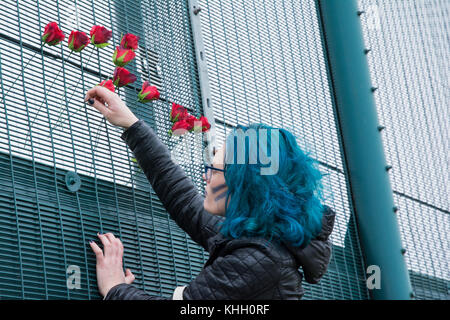 Milton Ernest, Bedford, Royaume-Uni.Samedi 18th novembre 2017.Environ 1000 manifestants ont assisté à une manifestation fermée de Yarl’s Wood au centre d’expulsion de l’immigration.La manifestation a été organisée par le mouvement pour la justice par tous les moyens.Crédit : Steve Bell/Alay Live News Banque D'Images