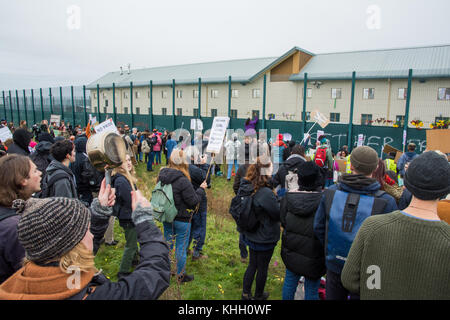 Milton Ernest, Bedford, Royaume-Uni.Samedi 18th novembre 2017.Environ 1000 manifestants ont assisté à une manifestation fermée de Yarl’s Wood au centre d’expulsion de l’immigration.La manifestation a été organisée par le mouvement pour la justice par tous les moyens.Crédit : Steve Bell/Alay Live News Banque D'Images