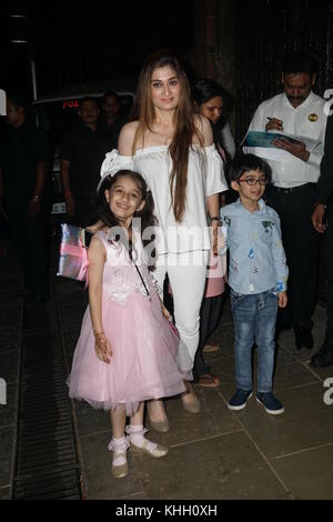 Mumbai, Inde. 18 novembre, 2017. bollywoodstar abhishake bachchan et aisharya rai bachchan 's fille aradhya anniversaire célébré à pratiksha banglow, Juhu à Mumbai le 18 nov 2017. crédit : prodip guha/Alamy live news Banque D'Images