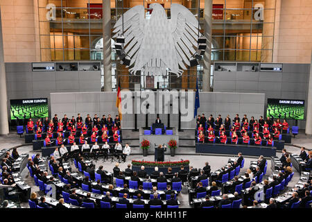 Berlin, Allemagne. 19 novembre 2017. Le chœur des jeunes des élèves du lycée Georg Friedrich Handel de Berlin chantant pendant l'heure centrale du souvenir du jour du souvenir 2017 dans la salle plénière du Bundestag à Berlin, Allemagne, le 19 novembre 2017. Crédit : Soeren Stache/dpa/Alamy Live News Banque D'Images