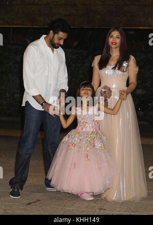 Mumbai, Inde. 18 novembre, 2017. bollywoodstar abhishake bachchan et aisharya rai bachchan 's fille aradhya anniversaire célébré à pratiksha banglow, Juhu à Mumbai le 18 nov 2017. crédit : prodip guha/Alamy live news Banque D'Images