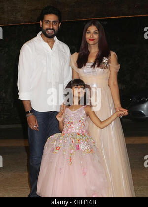 Mumbai, Inde. 18 novembre, 2017. bollywoodstar abhishake bachchan et aisharya rai bachchan 's fille aradhya anniversaire célébré à pratiksha banglow, Juhu à Mumbai le 18 nov 2017. crédit : prodip guha/Alamy live news Banque D'Images