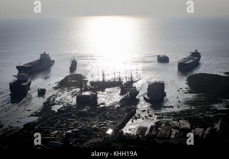 Chittagong, Bangladesh. 19 novembre 2017. Naufrage de nombreux navires à Chittagong, Bangladesh, le 19 novembre 2017. Chittagong est l'un des plus grands cimetières navals du monde. Crédit : Kay Nietfeld/dpa/Alamy Live News Banque D'Images