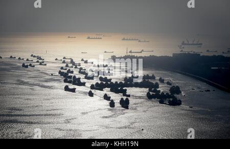 Chittagong, Bangladesh. 19 novembre 2017. De nombreux navires couchés sur les routes dans le port de Chittagong, Bangladesh, 19 novembre 2017. Chittagong est l'un des plus grands cimetières navals du monde. Crédit : Kay Nietfeld/dpa/Alamy Live News Banque D'Images