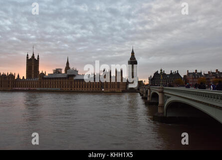 Westminster, Londres, Royaume-Uni. 19 novembre 2017. Le coucher de soleil sur les chambres du Parlement. Credit : Matthew Chattle/Alamy Live News Banque D'Images