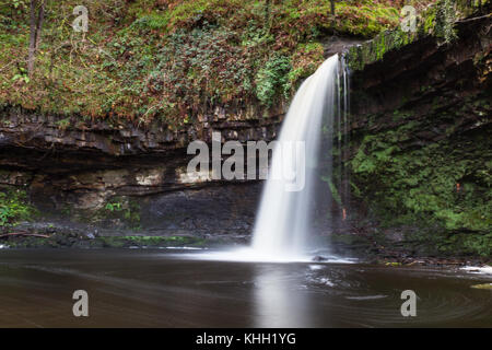 Pontneddfechan, dans le sud du Pays de Galles, Royaume-Uni. 19 novembre, 2017. Les cascades sur la rivière Afon Nedd Fechan dans le sud du Pays de Galles ont été dans le plein débit, aujourd'hui 19 novembre 2017, que les températures oscillé autour de 8 °C toute la journée. Crédit : Chris Stevenson/Alamy Live News Banque D'Images