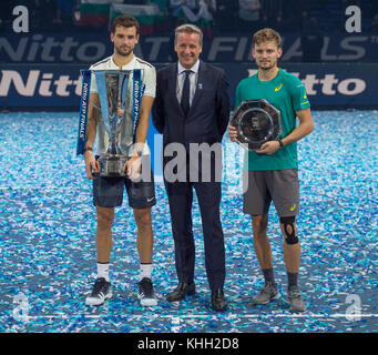 O2, Londres, Royaume-Uni. 19 novembre 2017. Nitto ATP Finals, Grigor Dimitrov célèbre sa victoire de la finale des singles sur David Goffin sur le terrain central. De gauche à droite : Grigor Dimitrov avec le trophée des gagnants; Chris Kermode, président exécutif et président de l'ATP; David Goffin avec le Trophée des coureurs EN HAUT. Crédit : Malcolm Park/Alay Live News. Banque D'Images