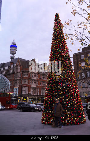 Arbre de Noël sur Tottenham Court Road à Londres, Angleterre, RU Banque D'Images