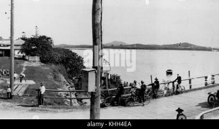 2123051 Le sud de l'approche de la rue Sydney Bridge à Mackay au cours d'une célébration de l'Anzac Day, 1920-1930 Banque D'Images