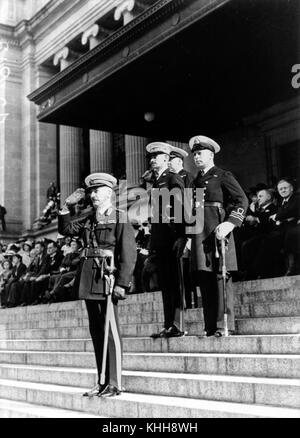 Cette photographie capture Sir Leslie Orme Wilson le jour de l'Anzac en 1937, commémorant le corps d'armée australien et néo-zélandais pendant la première Guerre mondiale Banque D'Images