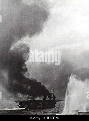 L'USS Lo, un porte-avions américain, est montré en train de fumer alors qu'il était sous le feu des côtes de Samar en 1944, lors de la bataille du golfe de Leyte, un moment charnière de la première Guerre mondiale Banque D'Images