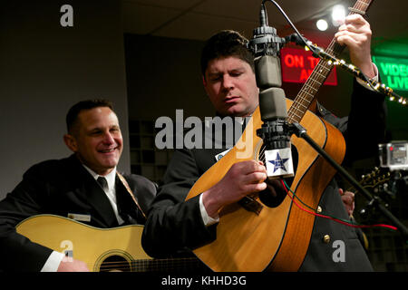 Photographie prise le 7 mars 2014, montre le musicien de 1re classe Joseph Friedman, originaire de Saint Louis, Missouri, se produisant lors d'un événement public à Washington, DC Banque D'Images