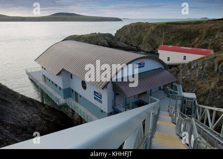 La nouvelle St.Davids (Pays de Galles, RU) Poste de recherche et sauvetage dans le premier plan avec l'ancien dans l'arrière-plan. Banque D'Images