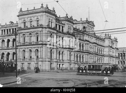 1390085 trams dans la rue devant l'immeuble du trésor, Brisbane, ca. 1902 Banque D'Images