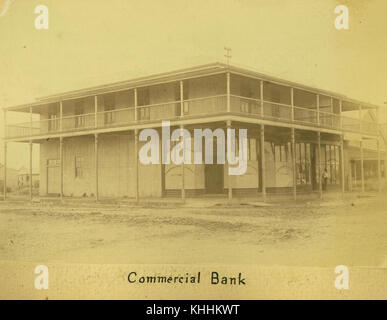 Photographie historique de la commercial Bank à Mackay, en Australie, prise vers 1882. Cette image illustre l'architecture de la banque et son rôle dans le développement économique de la région à la fin du XIXe siècle. Banque D'Images