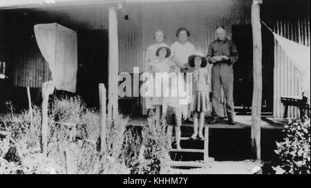 Cette image de 1935 montre un individu debout sur les marches du Stockman’s Quarters à Ularunda Station, situé dans l’Outback australien, reflétant la vie et l’environnement du pastoralisme du début du XXe siècle. Banque D'Images