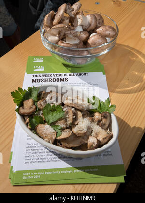 Sauté de champignons à la Vince aux champignons, au beurre et au persil, exposé avec des huîtres crues à la tente éducative de VegU, lors du Festival de récolte d'automne du jardin du peuple - marché agricole de l'USDA, le vendredi 29 octobre 2016, à Washington, Dave Santucci, directeur régional des ventes de la société D.C. Country Fresh Mushroom Co., a cuisiné et parlé de la préparation lors de sa démonstration de recettes alimentaires. Des échantillons sont fournis après chaque démonstration à la tente VegU. L'exposition et les informations sur les champignons ont été présentées en partenariat avec l'American Mushroom Institute, le Mushroom Council et to-JO Mushroom, I Banque D'Images