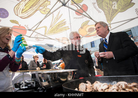 Au centre, Dave Santucci, directeur régional des ventes de Country Fresh Mushroom Co., s'entretient avec Tom Vilsack, secrétaire du département américain de l'agriculture (USDA), pour lui faire remarquer le parmesan pré-râpé facilement disponible, organisé par Laura Walter, nutritionniste du Service de commercialisation agricole (AMS), Qui est utilisé dans sa préparation de Mushroom sauté à la Vince aux champignons, beurre, Et le persil à la tente éducative de VegU, lors du Festival de récolte d'automne du jardin du peuple - marché agricole de l'USDA, le vendredi 29 octobre 2016, à Washington, D.C., des champignons sont présentés dans cette démonstration de recette alimentaire et de samp Banque D'Images