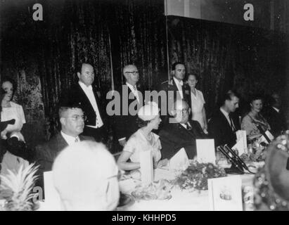 173919 1 La reine Elizabeth II et le Premier Ministre du Queensland à un déjeuner parlementaire de l'État, Mars 1954 Banque D'Images