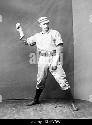 Portrait photographique d'Ed Daily portant un uniforme des Philadelphia Quakers, sur la photo, il pose comme s'il était sur le point de lancer la balle, il était un outfielder et un pichet qui a joué sept saisons de la ligue majeure de baseball pour sept équipes distinctes, 1900. De la bibliothèque publique de New York. Banque D'Images