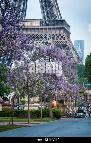 Carrousel parisien traditionnel près de eiffel tower Banque D'Images