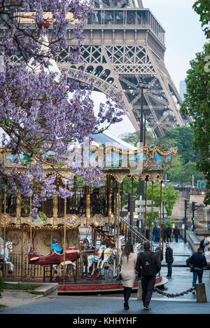 Carrousel parisien traditionnel près de eiffel tower Banque D'Images