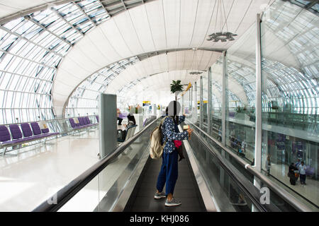 Les femmes thaïlandaises voyageur smartphone utiliser prendre photo avec billet et passeport à l'aéroport international Suvarnabhumi de Bangkok, Thaïlande. Banque D'Images