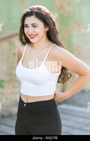 Happy young Beautiful woman standing outdoors sitting smiling Banque D'Images