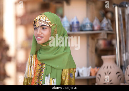 Nizwa, Oman, Novembre 10th, 2017 : jeune fille habillée de façon traditionnelle omanaise vêtements chanter Banque D'Images