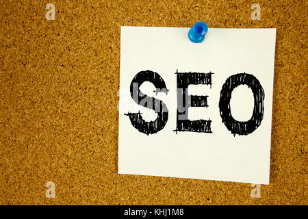 Par contre l'écriture de texte conceptuel inspiration légende montrant SEO L'optimisation des moteurs de recherche. Concept d'entreprise pour le référencement de l'amour écrit le post-it, reminde Banque D'Images