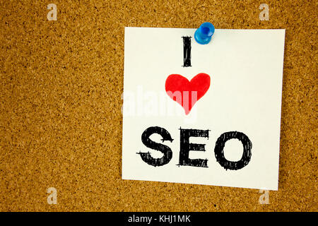 Par contre l'écriture de texte conceptuel inspiration légende montrant SEO L'optimisation des moteurs de recherche. Concept d'entreprise pour le référencement de l'amour écrit le post-it, reminde Banque D'Images