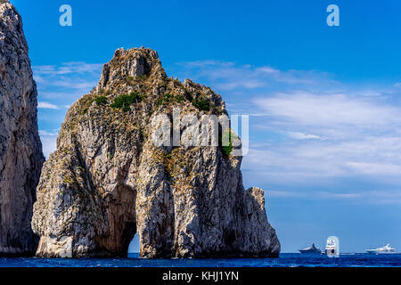 La beauté sauvage de l'île de Capri sur la côte amalfitaine en Italie Banque D'Images