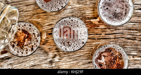 Servir la bière.lunettes avec stand de bières sur une table en bois.libre. Vue de dessus. Banque D'Images