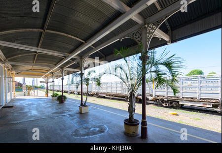 Le bétail moderne train sur des voies de garage à Emerald gare, centre du Queensland, Queensland, Australie Banque D'Images