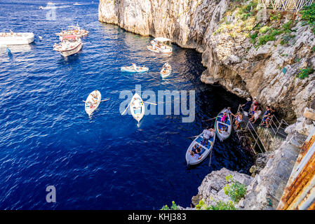 Une ligne de touristes attendent pour leur promenade en bateau dans la célèbre Grotte bleue sur l'île de Capri en Italie Banque D'Images