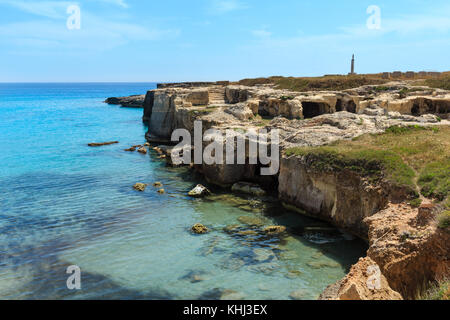 La côte de la mer adriatique pittoresque zone archéologique de roca vecchia, salento, Pouilles, Italie Banque D'Images